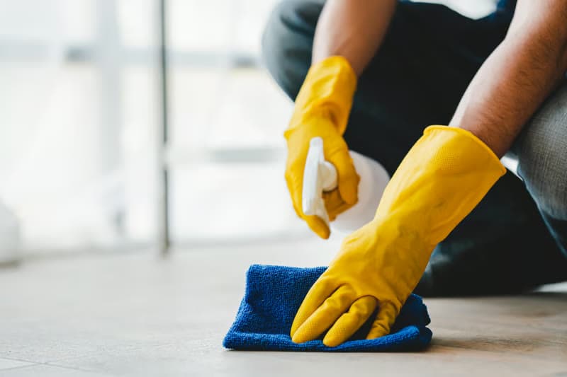 Move-out cleaning: detail work on the floor